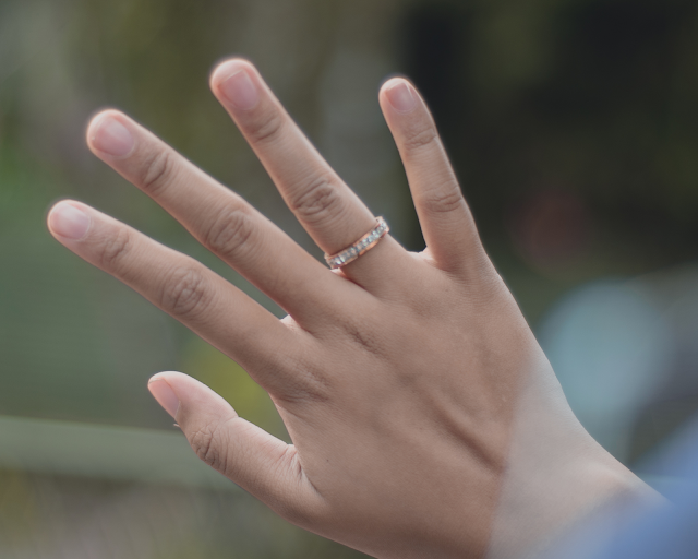 Porter une bague à la main droite, ce que cela signifie en réalité