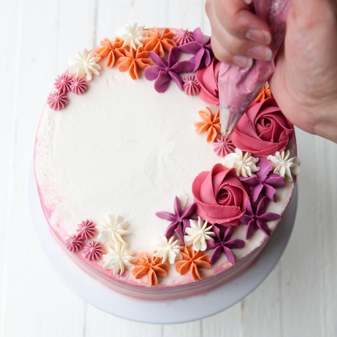 how to pipe flowers on a cake