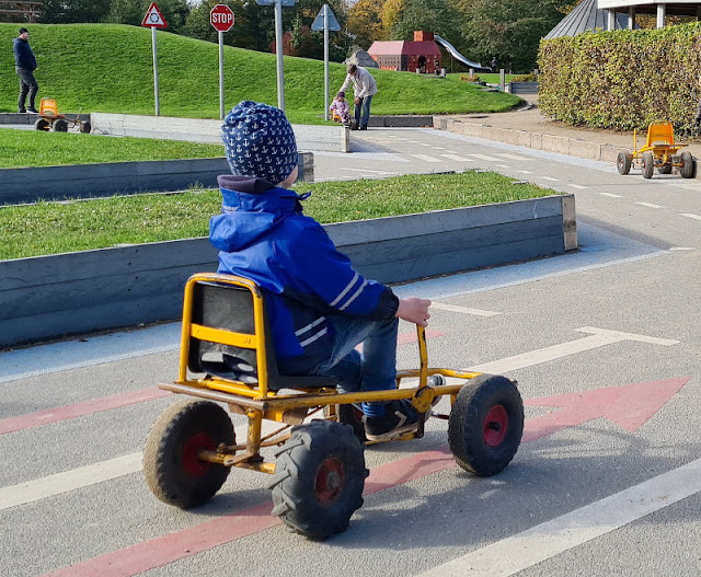 Spielparks in Dänemark, Teil 2: Der Spielpark in Kolding - Legepark Kolding. Ein Ausflug lohnt sich definitiv! auf dem Verkehrsübungsplatz des Spielplatzes können die Kinder sogar Auto fahren spielen!