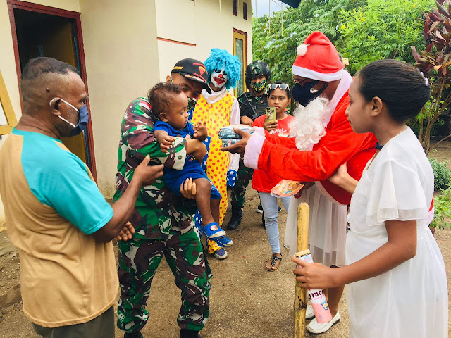 Satgas Yonif 125 Berbagi Kado Natal Natal Sinterklase ke Anak-anak di Naukenjerai