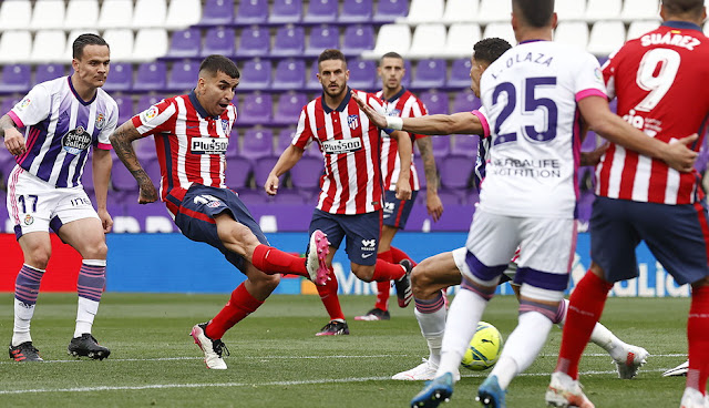 Ángel Correa, entre una nube de jugadores, mete la puntera para marcar el primer gol del Atleti. REAL VALLADOLID C. F. 1 CLUB ATLÉTICO DE MADRID 2. 22/05/2021. Campeonato de Liga de 1ª División, jornada 38. Valladolid, estadio José Zorrilla. GOLES: 1-0: 18’, Óscar Plano. 1-1: 58’, Ángel Correa. 1-2: 67’, Luis Suárez.