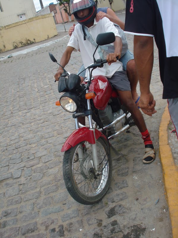 MOTOQUEIRO EMBRIAGADO SE ENVOLVE EM ACIDENTE EM BOM CONSELHO