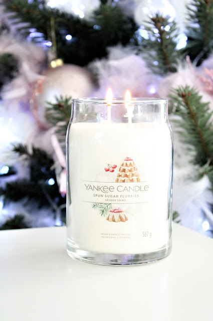 yankee candle spun sugar flurries, yankee candle spun sugar flurries avis, spun sugar flurries, spun sugar flurries yankee candle, bougie de noel, yankee candle christmas collection, bougie yankee candle gateaux sucrés, yankee candle gateaux sucrés avis, bougie gourmande, bougie ananas, yankee candle pineapple, bougie parfumée yankee candle, yankee candle, yankee candle review, blog bougie parfumée, bougie parfumée américaine