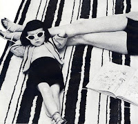 Vintage summer little girl, sunglasses, retrò. B&W