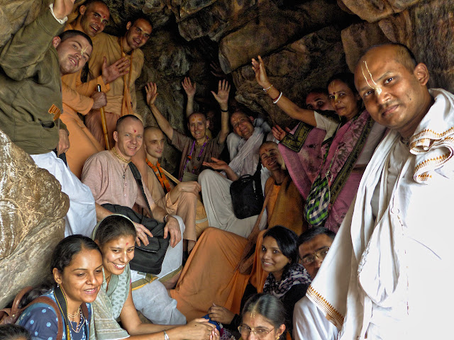 Sankarshan Das Adhikari - Devotees Relish Bliss of Lila Smaranam in Vyomasura's Cave