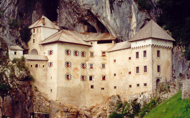 www.fertilmente.com.br - A estrutura maciça do castelo de predjama também o ajudou a sobreviver a diversas investidas dos Habsburgos