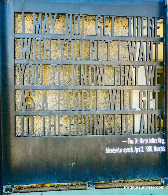 Portão do Museu Nacional dos Direitos Civis de Memphis, com frase de Martin Luther King