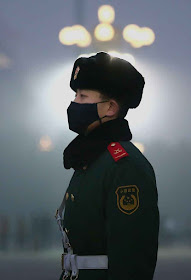 Guarda na Praça Tiananmen,durante a alarme vermelha.