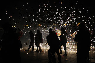 Miles de personas celebran en Herriko Plaza la nochevieja anticipada organizada por hosteleros