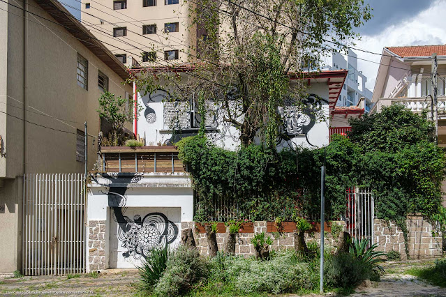 Casa na Rua Saldanha da Gama com pintura na fachada