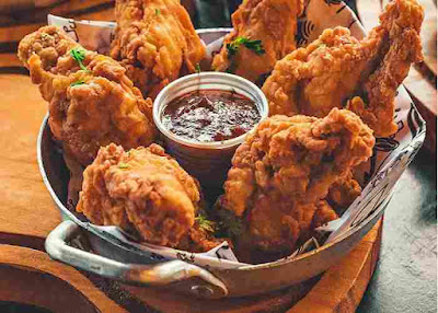 접시-위-치킨-요리
