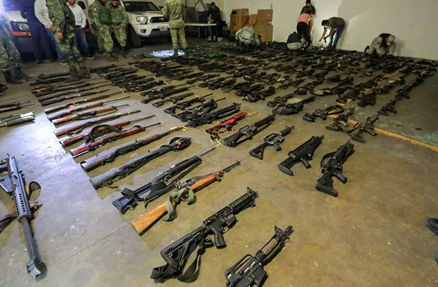 Fuerzas militares aseguran un arsenal en Michoacán
