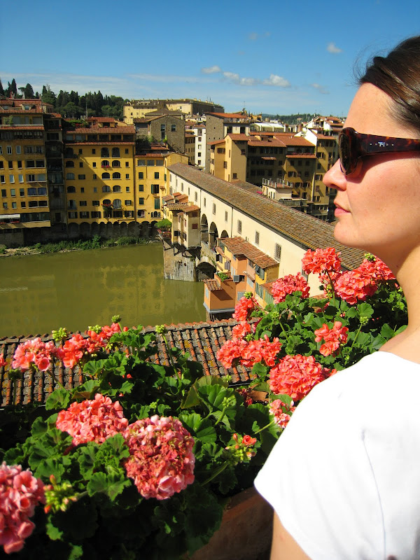 View of the Ponte Vecchio bridge in Florence title=