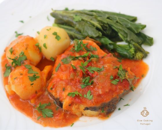 prato de pescada com tomatada, batatinhas e grelos