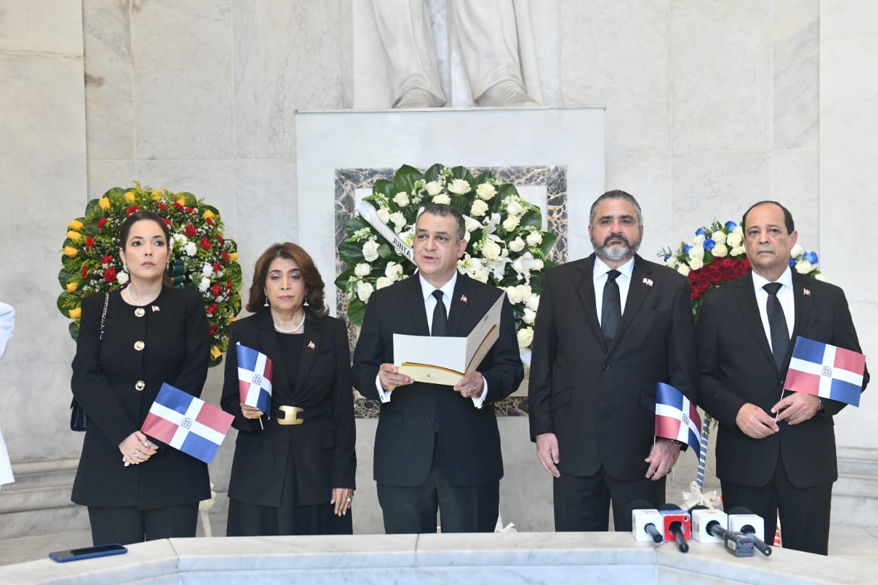 JCE deposita ofrenda floral en el Altar de la Patria con motivo a el 181 aniversario de la Independencia Nacional