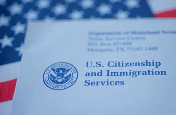 كيفية حساب ودفع رسوم خدمات الهجرة والمواطنة الأمريكية (USCIS)