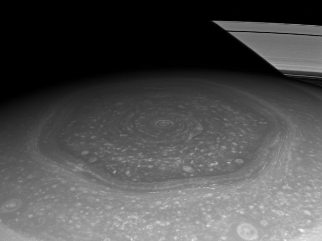 Imagem do polo norte de Saturno