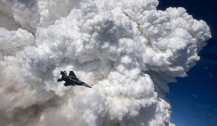 Un avión de combate en las nubes