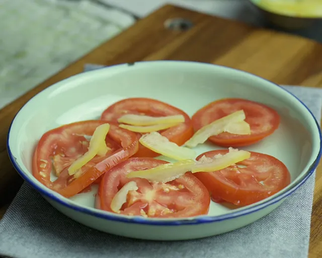 Arrange sliced tomatoes on the heat-proof plate