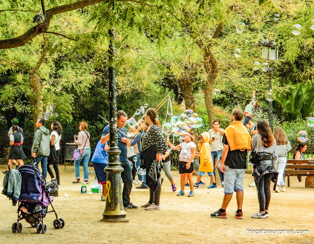 Plaça de Gaudí em frente à Sagrada Família em Barcelona