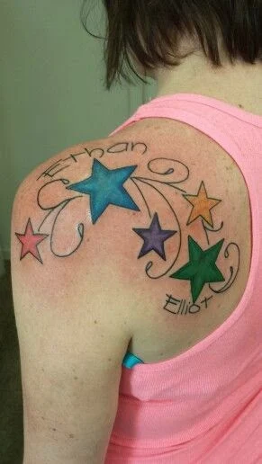 chica con tatuajes de estrellas femeninos y delicados