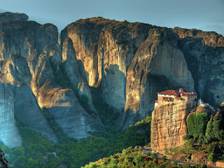 Metéora, Bangunan di Puncak Gunung Batu Athos, Yunani