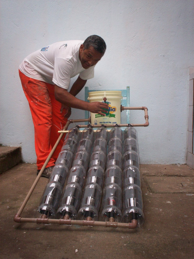 Como fazer um aquecedor solar com garrafas pet