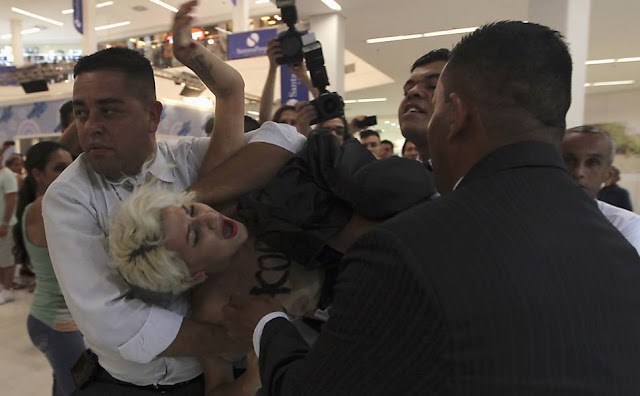 Integrantes do 'Femen' protestam em frente à 'casa de vidro' do BBB e são retiradas com truculência