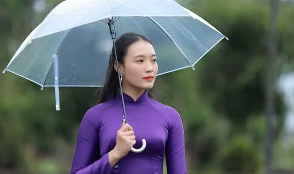 Thiếu nữ áo dài tím che dù