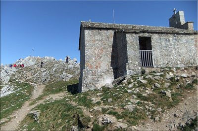 Ermita en la cima