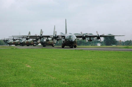 Pesawat Hercules latihan Terbang Formasi