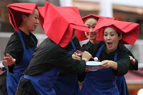  It was a sea of red in front of many cash deposit machines as people rushed to bank in money on what is supposed to be an auspicious day in the Chinese lunar calendar.