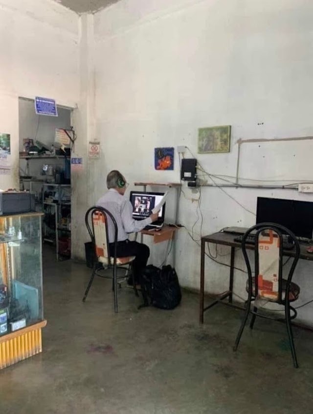 Professor vai todos os dias à lan house para dar suas aulas online