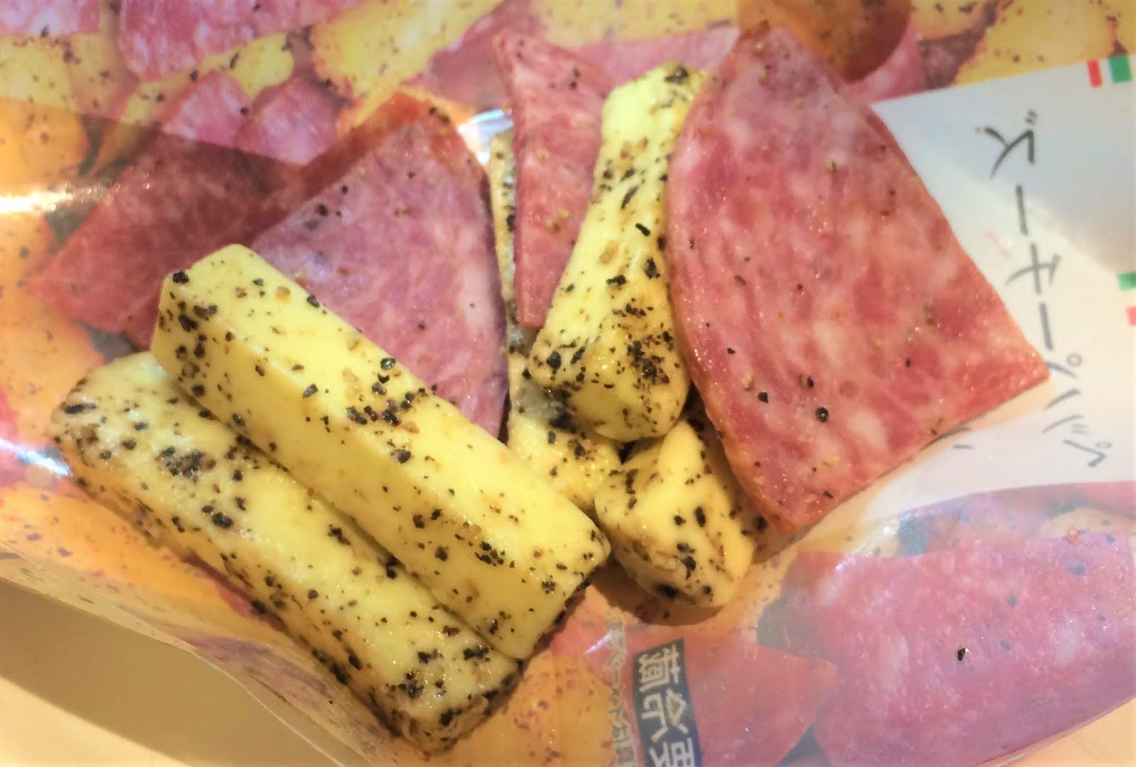 セブンのペッパーチーズ ソフトサラミ実食レビュー これはマジ旨 コンビニ研究本部新ジャンル調査室 コンビニ サラリーマン総研 最新コンビニグルメがわかるブログ