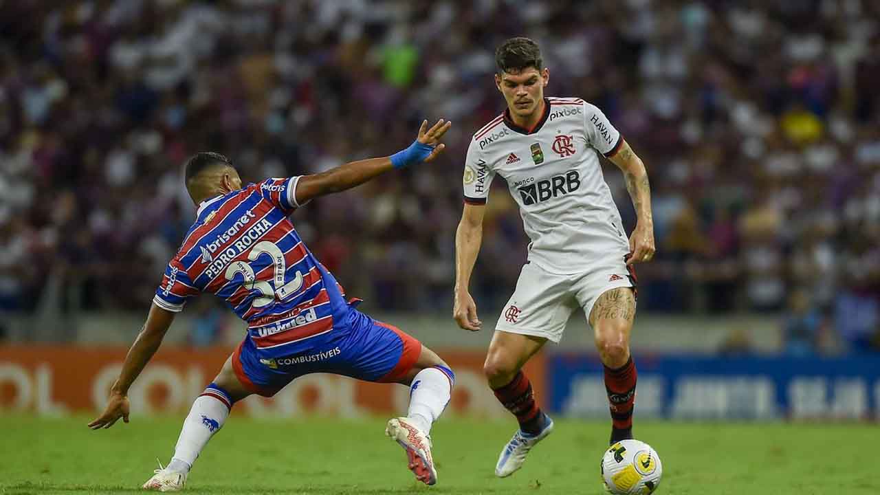 Flamengo enfrenta Fortaleza de olho na vice-liderança do Brasileirão