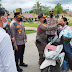 Motivasi Warga, Kapolres Mentawai Bersama Forkopimda Berikan Masker Kepada Penggendara