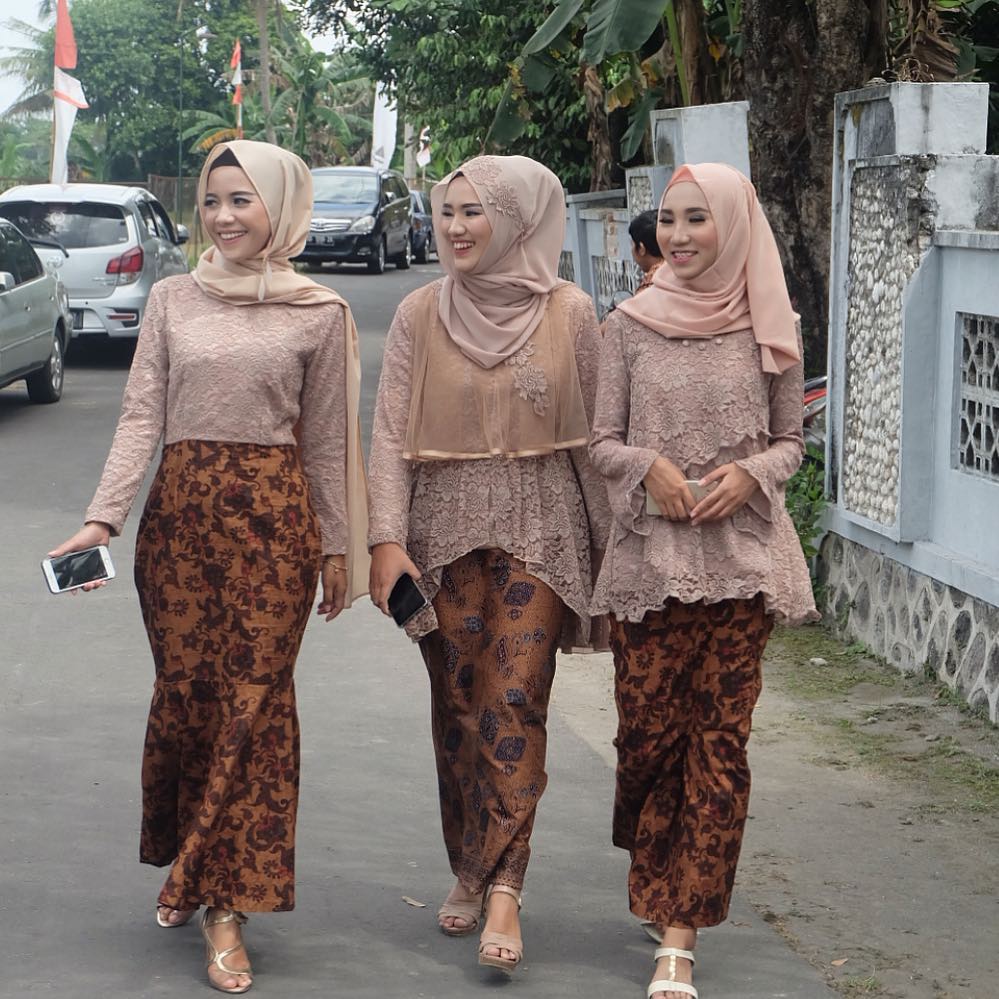 Kumpulan Gambar Inspirasi Model  Kebaya  Modern Indonesia 