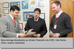 Boka entrega documentos ao diretor financeiro da CEEE, Caio Rocha.