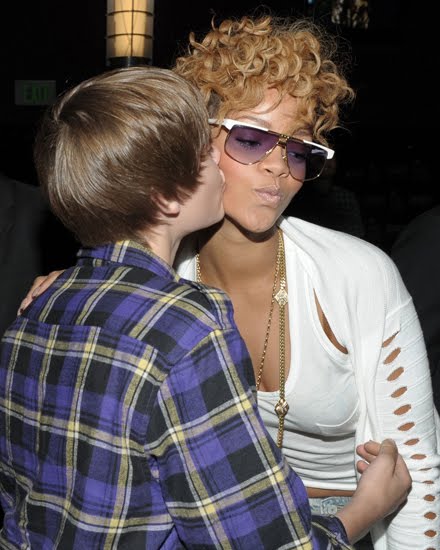 Justin Bieber Kissing A Girl In Bed. justin bieber gay kissing.