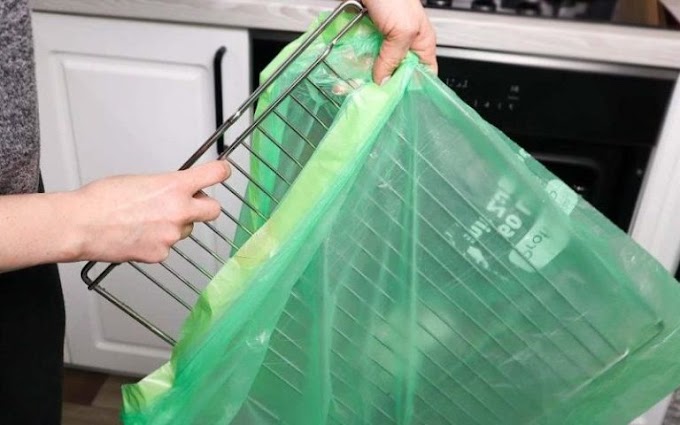 No need to scrub, put the oven rack in a bag: it becomes like new again