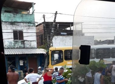 Ônibus se choca com poste, interrompe tráfego e causa engarrafamento 