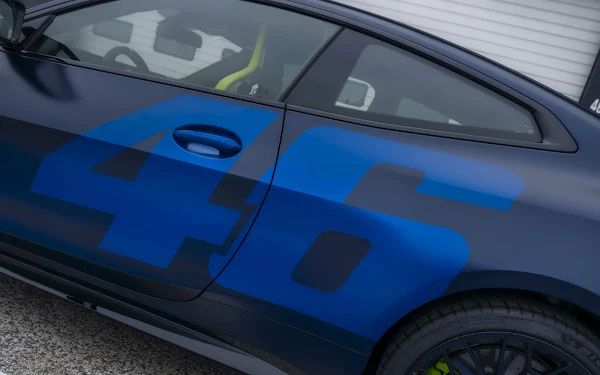 bmw-m4-edition-vr46-ambientada-em-pista