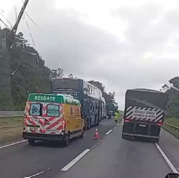Acidente na Régis Bittencourt -  Carreta atinge ônibus em Registro-SP e interdita faixa