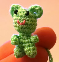 http://translate.googleusercontent.com/translate_c?depth=1&hl=es&prev=/search%3Fq%3Dhttp://amigurumi.su/zolotoy-telyonok/%26safe%3Doff%26biw%3D1280%26bih%3D829&rurl=translate.google.es&sl=ru&u=http://amigurumi.su/malenkaya-izumrudnaya-myishka/&usg=ALkJrhheHXntq3uHnL7k_I81N7aA8FPsAw