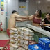 ‘Jantou e não pagou’: Travesti confisca celular de homem após ele não pagar programa 