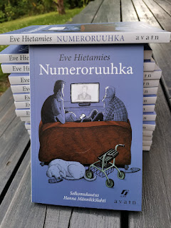 A cover of the simplified version of Eve Hietamies' Numeroruuhka novel. A purple book with a picture of two men and a boy watching television.