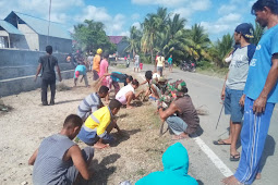 Babinsa Bersama Warga, Gotong Royong Bersihkan Halaman Gereja 