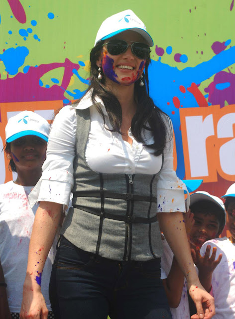 Yana Gupta Celebrates 2011 Holi With NGO Kids