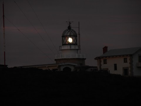 UN FARO GUÍA EN LA NOCHE.