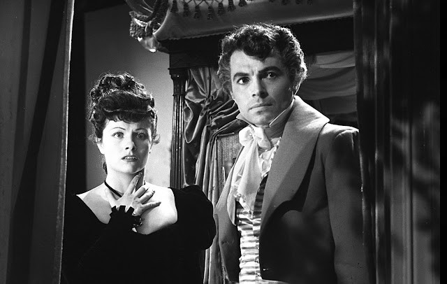 Margaret Lockwood as Hesther Shaw with James Mason as Lord Rohan in The Man in Grey